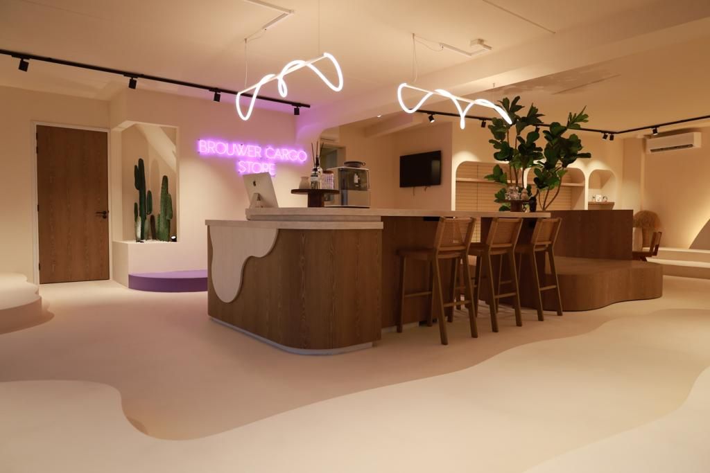Brouwer Cargo Store maatwerk bar met zachte rondingen en neon signing