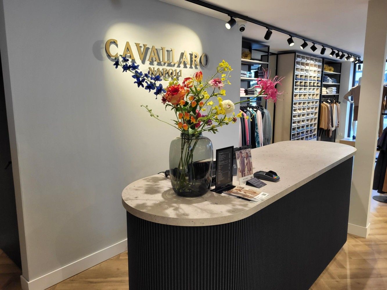 Retailinterieur met maatwerk balie voor Cavallaro Napoli