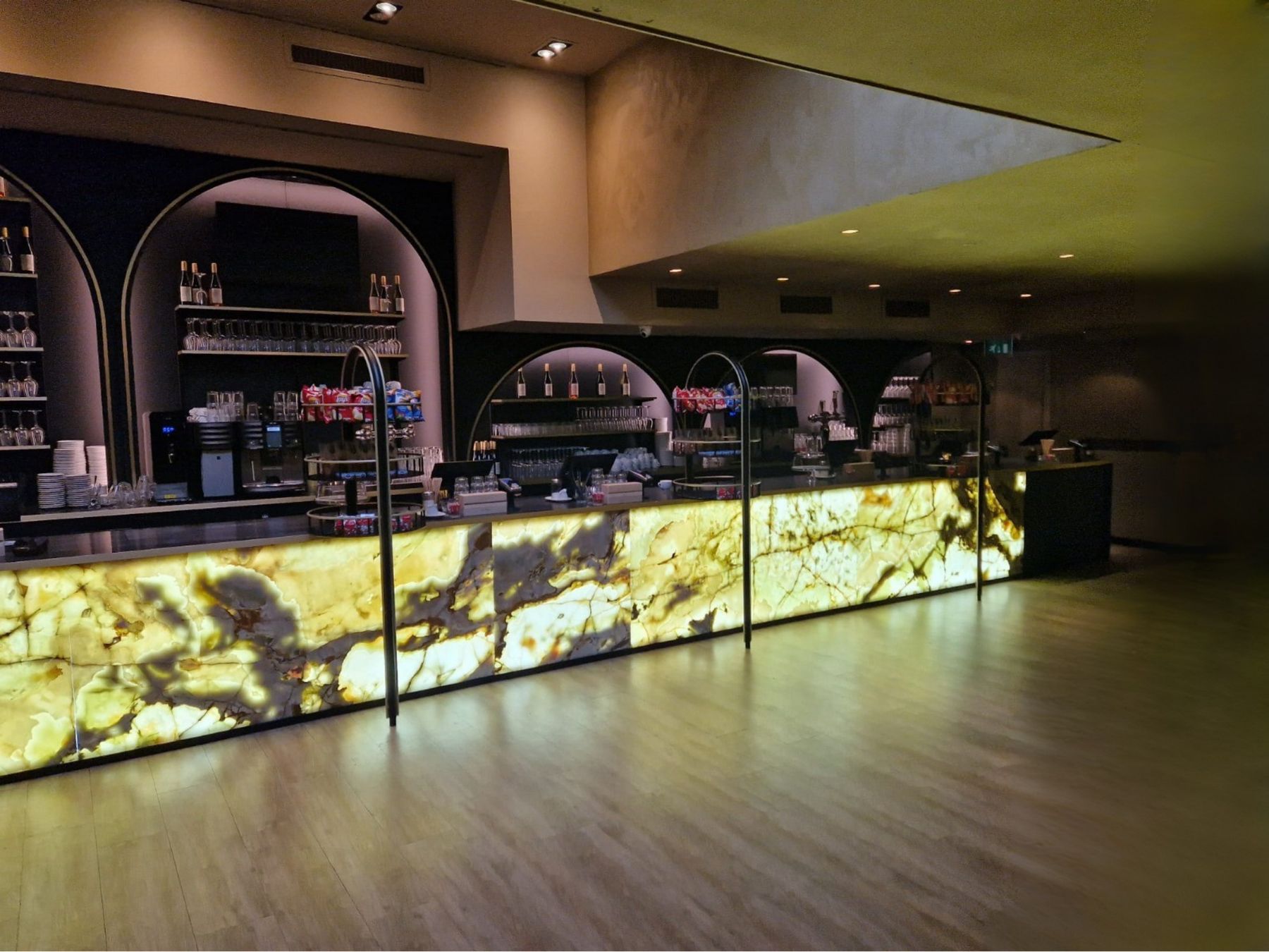 Hospitality bar met verlichte natuursteen uitstraling als gerealiseerd projectbewijs
