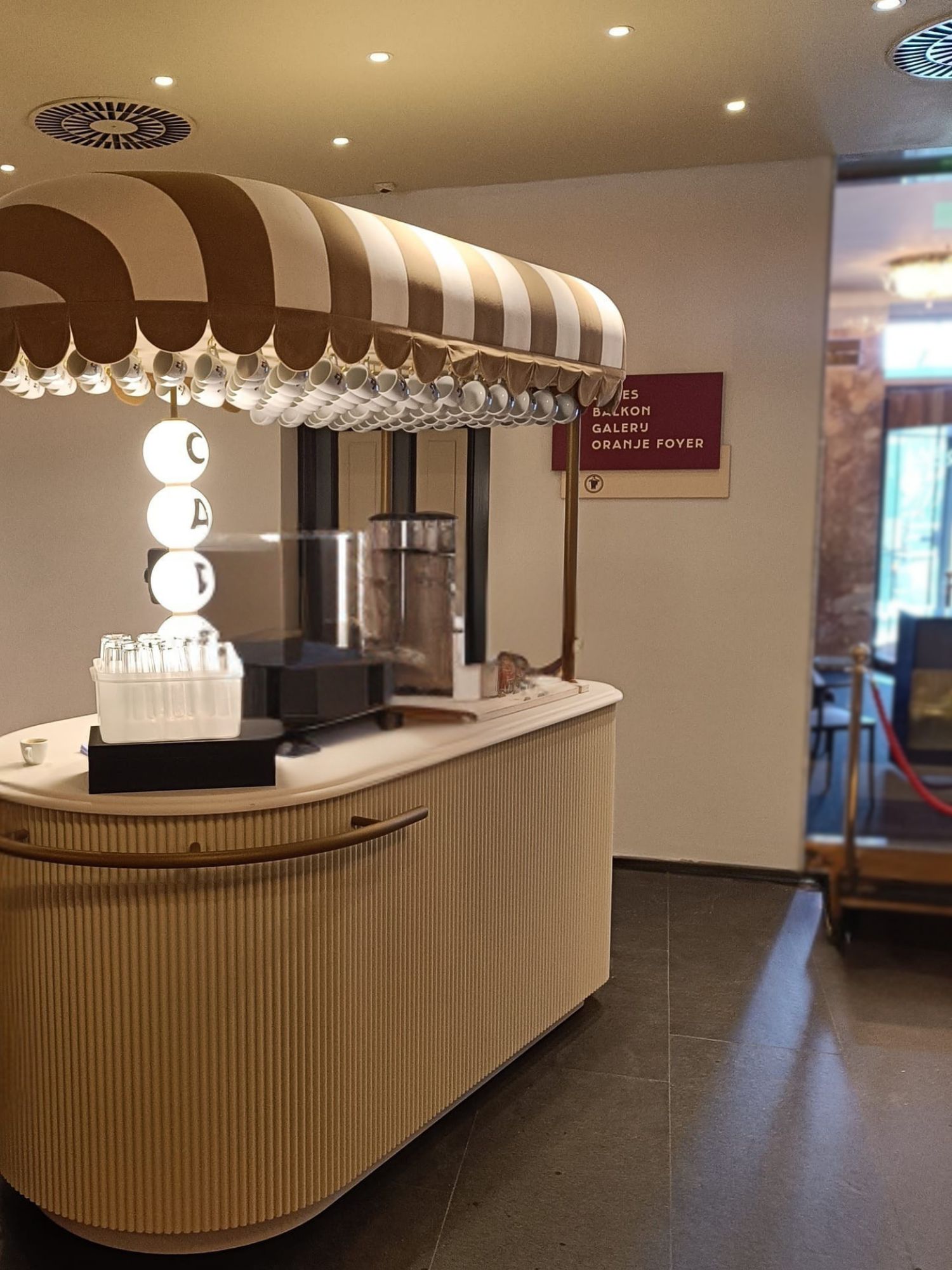 Maatwerk koffiebar in Theater Carre met ronde balie en luifel
